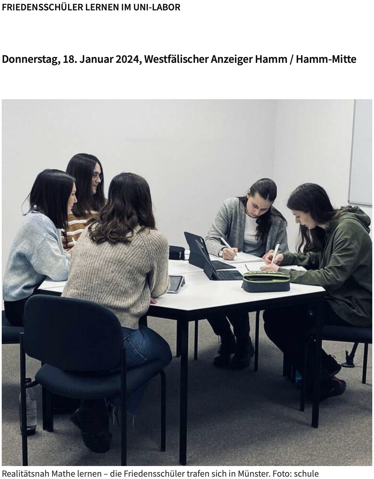 Das Bild zeigt einen Screenshot von der Schulhomepage  zum Besuch im Uni-Labor Münster. Auf dem Foto ist eine Gruppe von Schülerinnen bei ihrer Arbeit im Unilabor zu sehen.